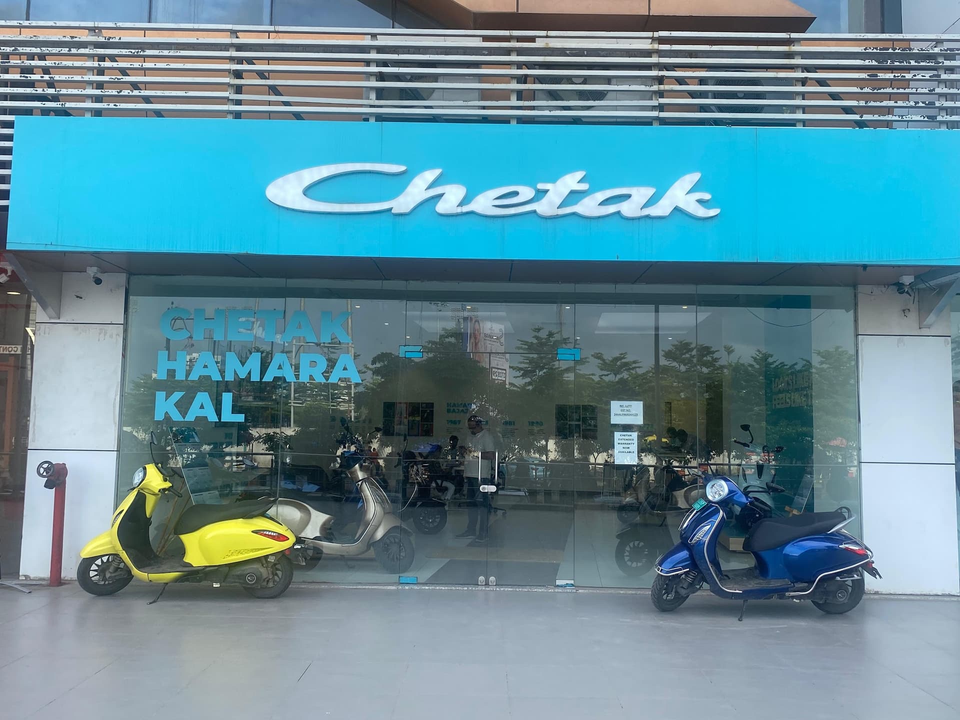Bajaj Chetak Electric Surat RR MALL NIS AUTO