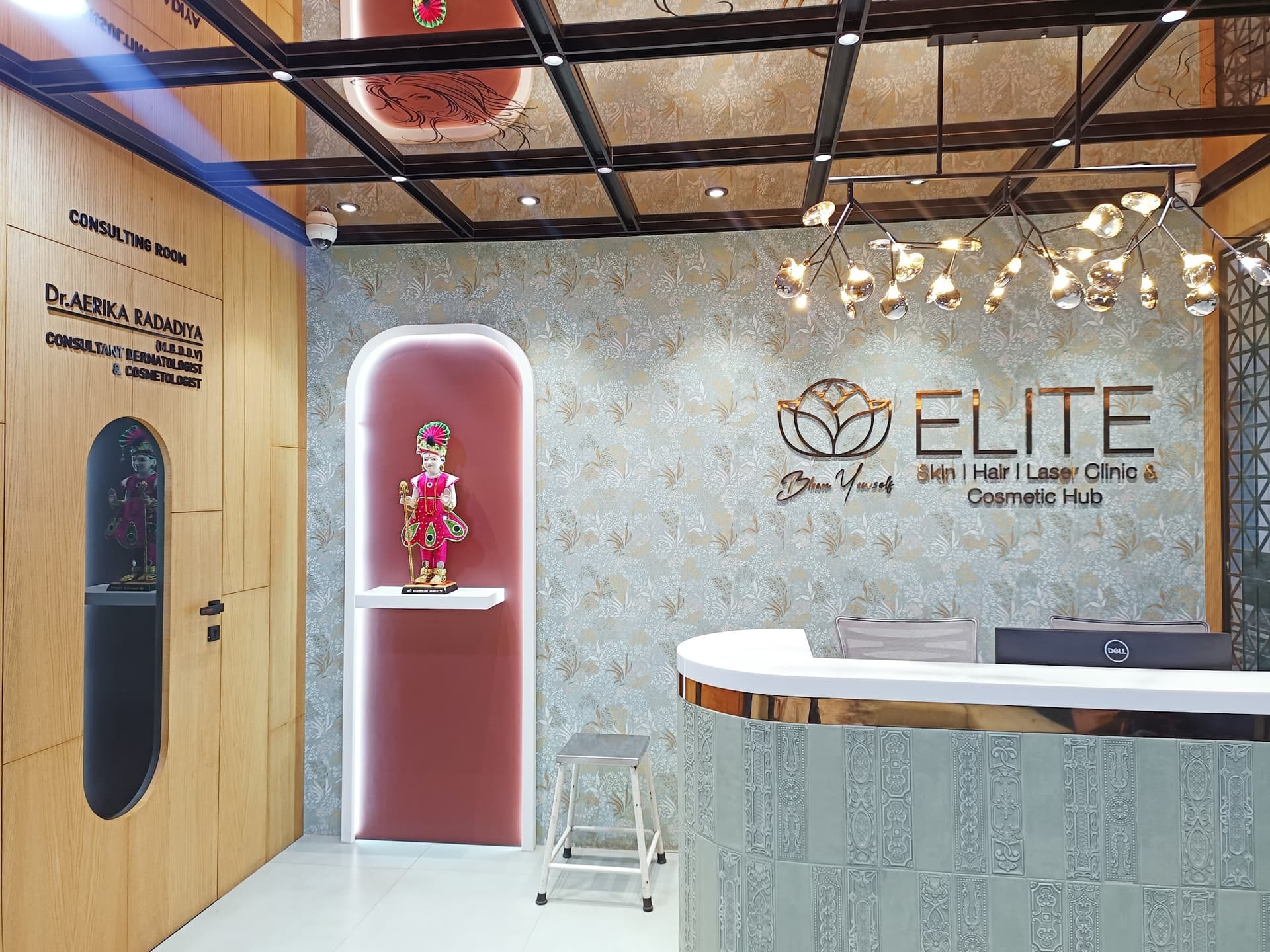 𝗘𝗟𝗜𝗧𝗘 𝗦𝗞𝗜𝗡 𝗖𝗔𝗥𝗘 𝗖𝗟𝗜𝗡𝗜𝗖 |𝗗𝗥.𝗔𝗘𝗥𝗜𝗞𝗔 𝗚. 𝗥𝗔𝗗𝗔𝗗𝗜𝗬𝗔| Hair Transplant/Laser Hair Removal/Cosmetic Surgery/Dermatologist in Surat