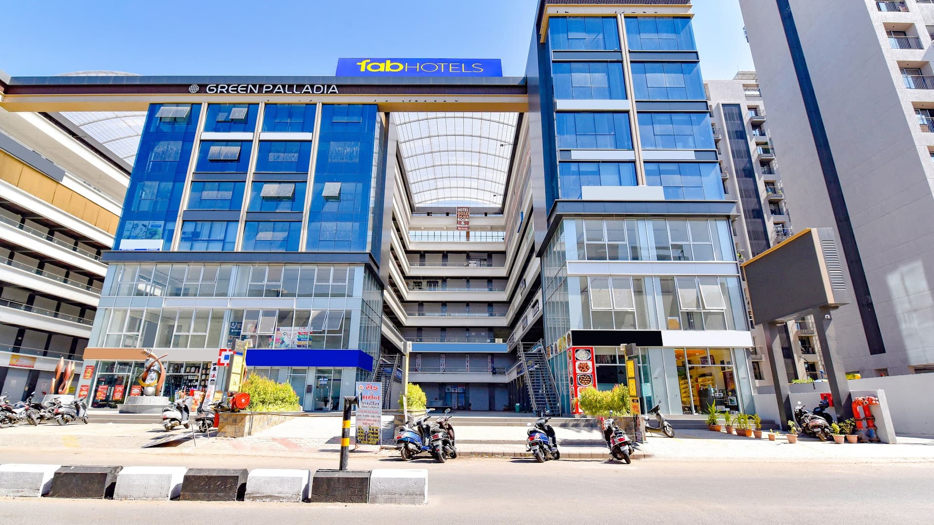 FabHotel Gold Palace - Hotel in Adajan Surat