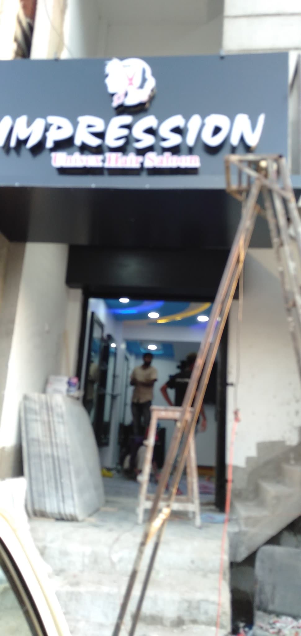Impression unisex saloon