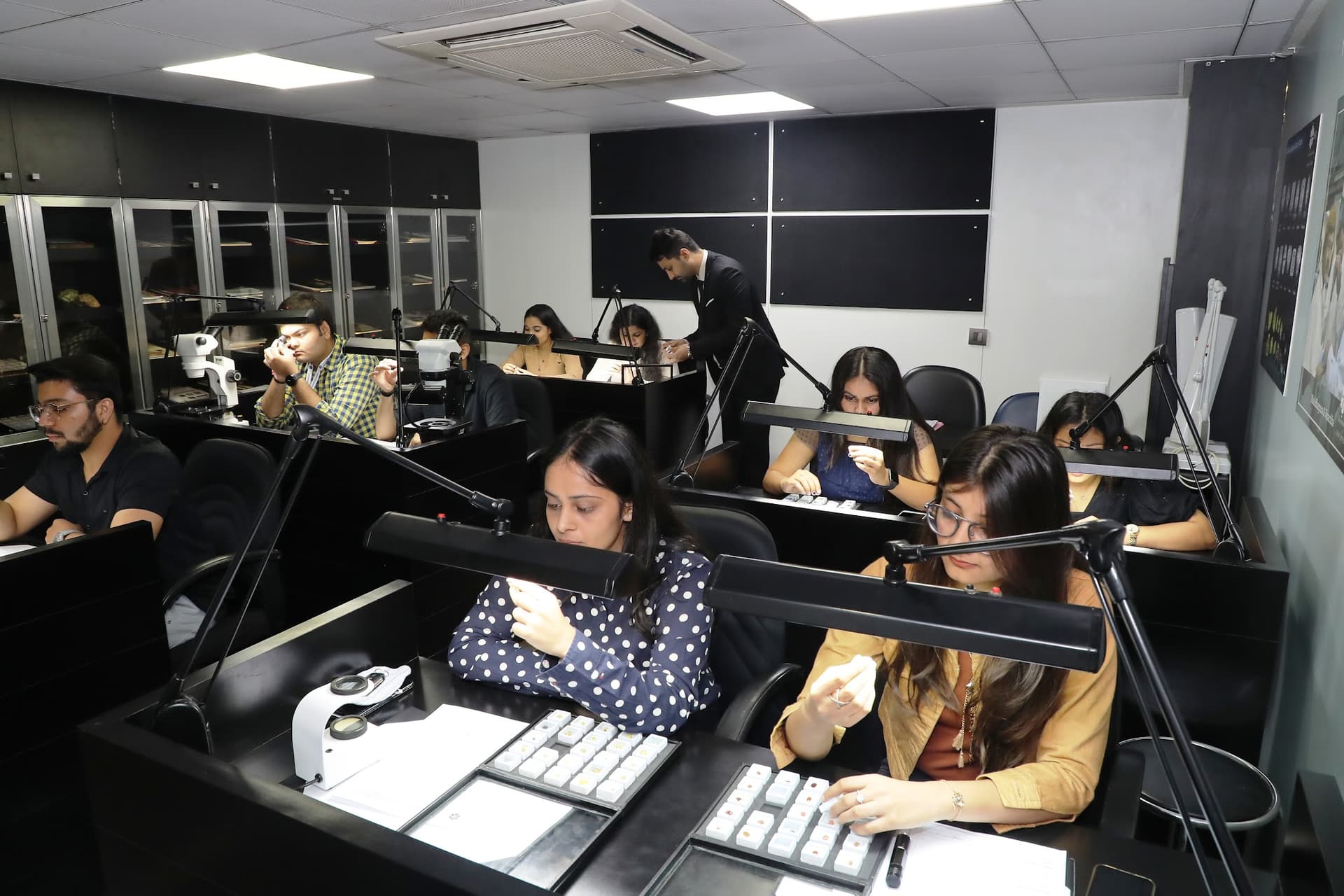 ISGJ - INTERNATIONAL SCHOOL OF GEMS & JEWELLERY