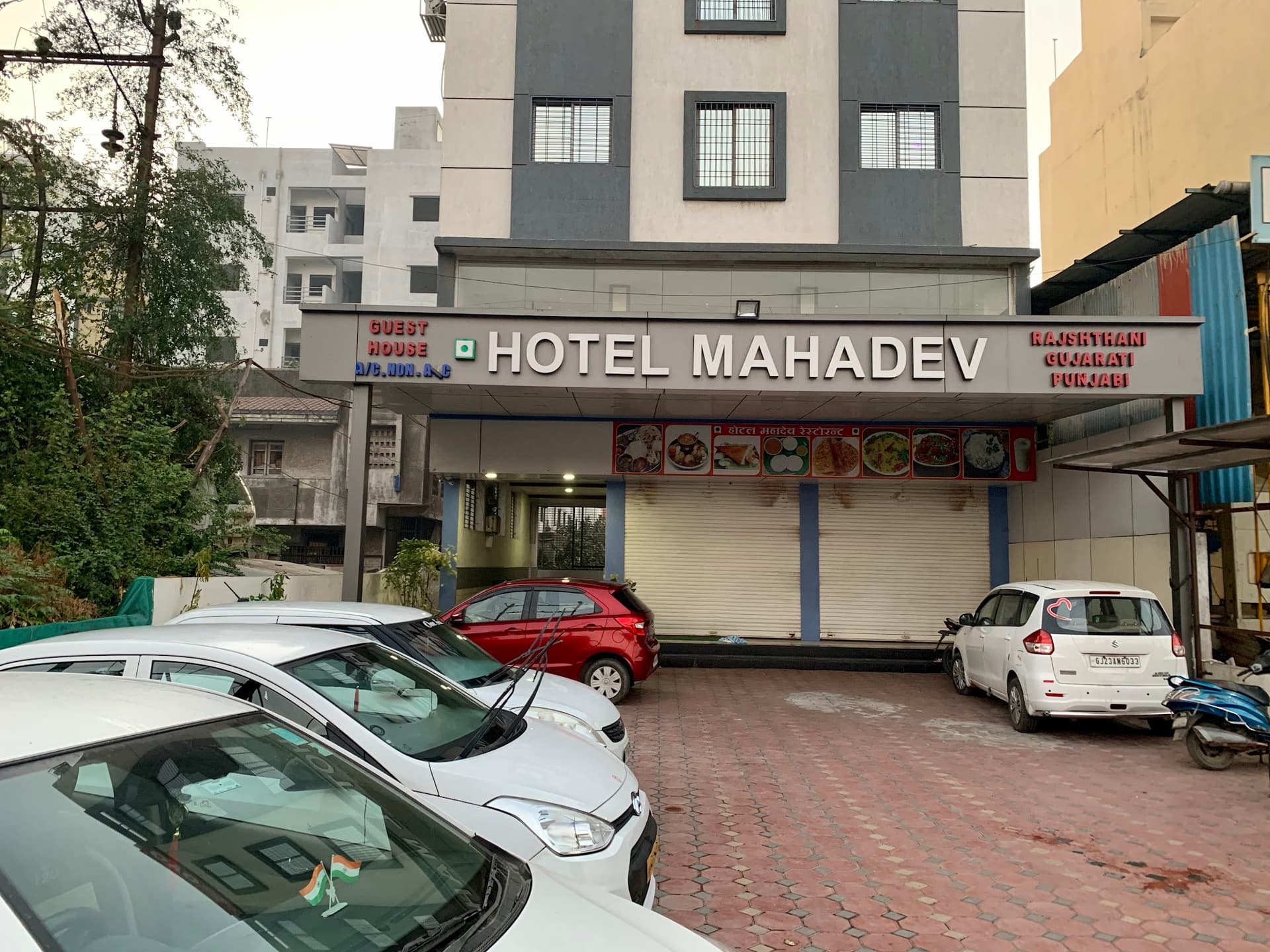 OYO 46504 Hotel Mahadev