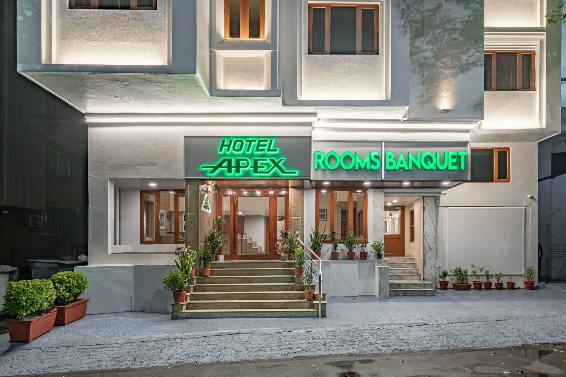 THE HOTEL APEX