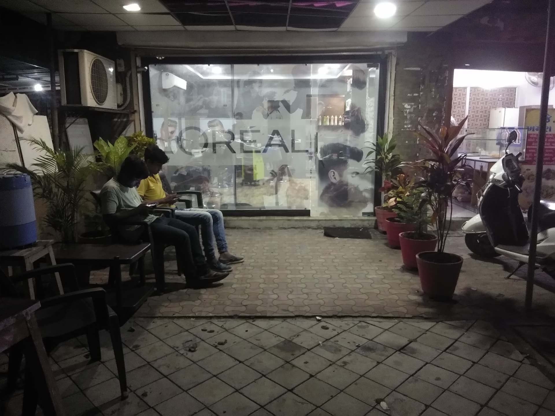 Unisex Salon